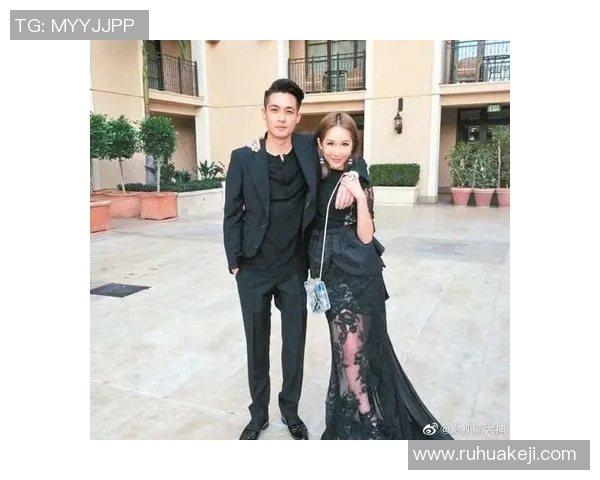 玫瑰与足球明星亲密合影展现运动与美丽的完美结合