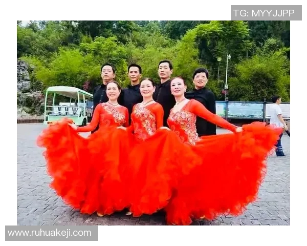 足球明星与女星同框高清合影展现魅力与风采的精彩瞬间